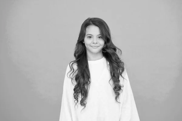 Niño feliz en ropa acogedora. Aspecto de moda de modelo de moda pequeña. Una sonrisa de niña de moda. Lujoso aspecto esponjoso. Moda y belleza. fiesta de pijama en casa. Niño pequeño sonriendo fondo azul — Foto de Stock