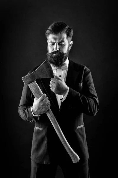 Traga mais estilo para o rosto barbudo. O homem barbudo fica com o machado. Hipster barbudo em estilo smoking clássico. Noivo sem barba com rosto barbudo. Salão de barbear. Barbearia — Fotografia de Stock