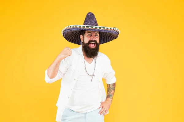 Nationale feestdag. Een energieke Mexicaanse kunstenaar. Mexicaanse tradities. Verken de Mexicaanse cultuur. Vrolijke man sombrero hoed. Zomervakantie. Toerisme. Hipster heeft plezier. Reisbureau. Tour in Mexico — Stockfoto