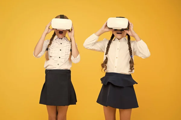 A gyerekek a modern VR technológiát használják. Virtuális valóság. VR headset. A jövő oktatását. Gyermekek Iskoláslányok viselnek vezeték nélküli VR szemüveget. Feltárása kibővített valóság. A tapasztalatok kommunikálnak és kezelik a projekteket — Stock Fotó