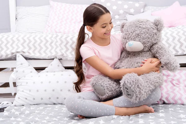 Abrazos gratis. Feliz niño abrazo osito de peluche. A los niños pequeños les gusta jugar con juguetes. Un niño pequeño con una linda sonrisa. Cuidado de niños sanos. Desarrollo infantil. Feliz infancia. — Foto de Stock