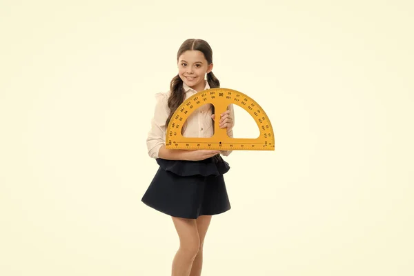 Ángulos de medición. Una lección importante. Niña preparándose para la lección de geometría. Linda colegiala con instrumentos de medición en la lección de la escuela. Transportador de retención de niños pequeños para la lección —  Fotos de Stock