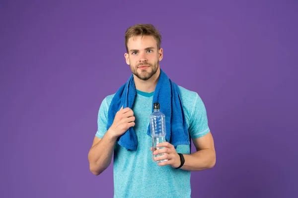 Homme sportif tenir bouteille d'eau. Beau athlète boire de l'eau. Bilan hydrique. Sport pour une vie meilleure. Homme assoiffé. Bouteille d'athlète. Hydratation corporelle. Boisson vitaminée rafraîchissante après une grande séance d'entraînement — Photo