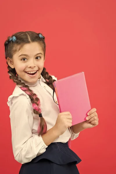 Livro de retenção de uniforme escolar infantil. Admirador de artigos de papelaria. Uma estudante mostra o bloco de notas. Conceito de material escolar. Papelaria escolar. Compre artigos de papelaria bonitos para se divertir estudando. Meninas famosas por obsessão com artigos de papelaria — Fotografia de Stock