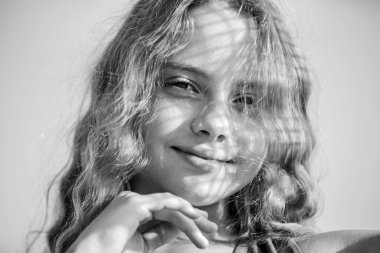 Kendine iyi bak. Güneş kremi sür. Kız dışarıda dinleniyor. Uv filtresi güneş kremi. Kendine iyi bak. Yaz bakımı. Güneş kremi. Sıcak güneş ışığından memnun olan çocuk rahat mavi gökyüzü arkaplanına benziyor