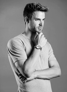 Saat tamiri. Dakik ol. Yakışıklı hippi kol saati takan bir adam. Pahalı bir aksesuar. Kendine güvenen maço lüks saat mavi arka plan. Becerikli mekanik saat mekanizması teknolojisiyle çalışıyor.