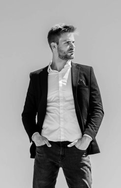 Gelecekteki başarılara bakıyorum. Başarı kavramı. resmi erkek modası. Modern yaşam tarzı. Sakallı adam iş stili. Seksi maço adam. Erkek bakımı. Kendine güvenen iş adamı Yakışıklı erkek manken.