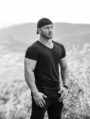 Erkek gücü. Güçlü bir sporcu. Spor kıyafetli bir sporcu. Antrenmana hazırım. Vücut geliştirme kavramı. Anabolik ve vitaminler. Kaslı vücut geliştirici dışarıda. pazılar ve trisepsler kaslar