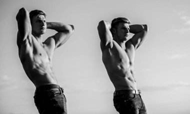 Çifte güç. Kaslı ikizler. Erkek kardeşler kaslı adamlar gökyüzü arka planı. Güçlü kaslı vücut geliştirici. Çekici ikizler. Sağlıklı atletik vücut. Seksi gövde çekici vücut. Erkeklik kavramı