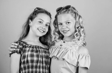 Küçük moda düşkünü. UV koruması. Göz sağlığı. Düzgün güneş gözlüğü al. Optik mağazası. Şirin küçük çocuklar, moda kızları. Uzun kıvırcık saçlı kızlar güneş gözlüğü takarlar. Güneş gözlüğü yaz aksesuarı. Yaz eğilimi