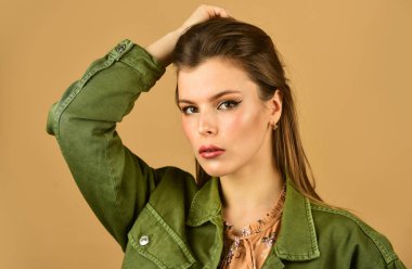 Saç stili ve makyaj. Makyajlı kendine güvenen bir kadın. Zarif makyaj konsepti. Cazibeli bayan, yaklaşın. Moda. Kız güzel makyaj. Güzellik salonu. Sevimli, şık bir kız. Doğal güzellik.