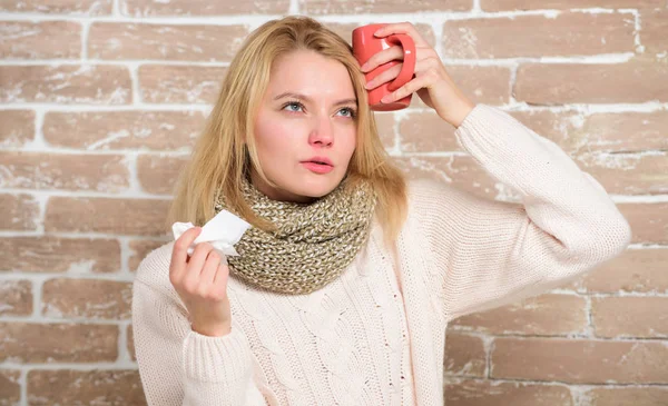 Prendre un remède. Femme mignonne attrapé terrible virus du rhume. Femme malade avec mal de gorge boire une tasse de thé chaud. Jolie fille avec un rhume nasal souffrant de maux de tête. Symptômes de rhume et grippe — Photo