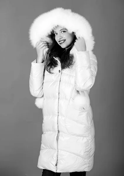 健康な喉に暖かいコートがある。フードの女の子。フェイクファーファッション。インフルエンザと風邪です。季節のファッション。冬服の美しさ。寒い季節の買い物。幸せな冬の休日。暖かいコートを着た女性が — ストック写真