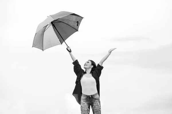 Njuter av höstdagen. bekymmersfri tid att spendera. Regnigt väder. Fall positivt humör. höstmode. Regnbågens paraplyskydd. vacker kvinna med färgglada paraply. höstens väderprognos — Stockfoto