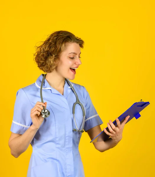 Medico donna con stetoscopio e cartella. medico in possesso di una cartella. Infermiera con cartella clinica del paziente. Infermiera che tiene la cartella e prende appunti. cartella di informazioni — Foto Stock