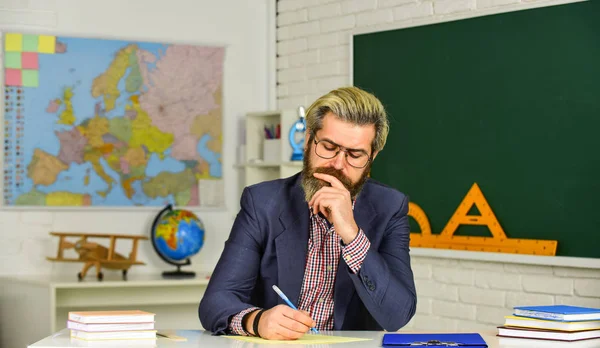 Torniamo a scuola. concetto di educazione moderna. giorno della conoscenza il 1 settembre. tutor universitario in classe. Professore al college. uomo dare lezione agli studenti. insegnante di scuola matura. barbuto scrivere — Foto Stock