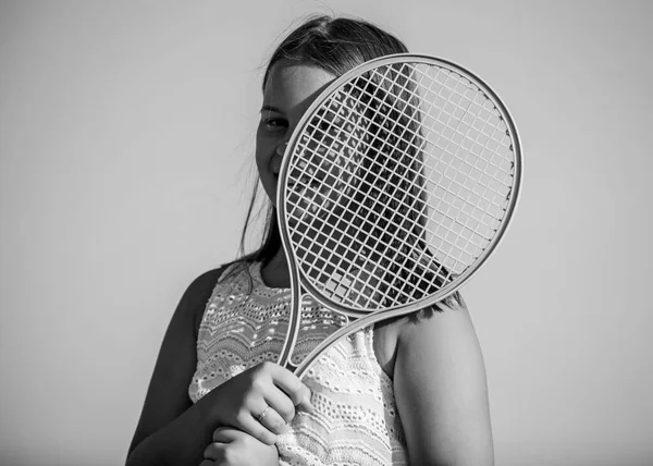 Energia belül. Játék indul. nyári szabadtéri játékok. Teniszezni. Gyerekkori boldogság. egészséges életmód. Egy kislány teniszütővel. nyári sporttevékenység. energikus gyerek. boldog és vidám. — Stock Fotó