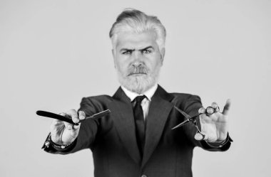 Genç ve vahşi. Profesyonel berber, kes ve traş ol. Berber dükkanı. Kendine güvenen iş adamı kuaför aletleri. Olgun bir adam sakal ve saç boyadı. Resmi toplantıya hazırlanıyorum. Erkek güzelliği ve kişisel temizlik