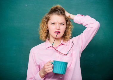 Kadınlar kahveyi sever. Kahve bağımlısı. Vücudunu ve zihnini şarj et. Bir doz kafein. Öğretmen arka planda kahve içiyor. Tüm gün boyunca enerji yüklenmesi. Okul pedagogu için ilham verici bir içki.