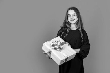 Noel partisi havası. Onun için doğum günü hediyesi. Alışverişten sonra küçük kız. Boks günü konsepti. Tatil için hazırım. kopyalama alanı. Neşeli çocuk büyük bir hediye kutusu tutuyor. Mutlu yıllar. Noel hediyesini aç