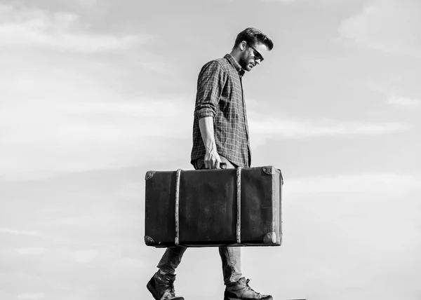 Erleben Sie die Aufregung. Männermode. sieht so trendy aus. sexy Mann Himmel Hintergrund. Macho-Mann Reisetasche. Reisende warten auf den Flug. Bewegen. Geschäftsmann mit Brille. Geschäftsreise — Stockfoto