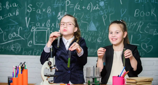 让学习化学变得有趣。可爱的女生用装有液体的试管.化学实验概念。提供安全化学反应的安全措施。化学基础知识 — 图库照片