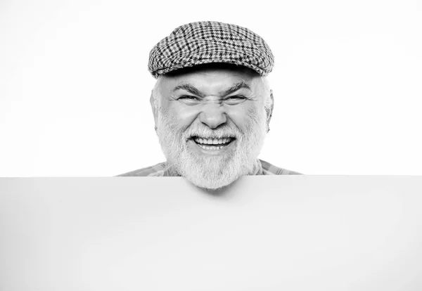 発表コンセプト。上級ひげそりの感情的な男のバナー場所の発表からのぞき見。イベント発表。ヴィンテージ帽子のポスター情報コピースペースの年金受給者の祖父。高齢者 — ストック写真