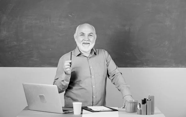 Día de los profesores. de vuelta a la escuela. Concepto educativo. Profesor senior con cuaderno y computadora. Profesor maduro con taza de café. tutor en el aula. Tomando notas. escuela lección descanso —  Fotos de Stock