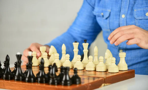 Schaken ingesteld. Ik denk aan de volgende stap. Man training voor schaken competitie. schaakfiguren op houten plank. Gerichte man aan het spelen. denken aan het aanvallen en vangen van tegenstanders schaakstukken — Stockfoto