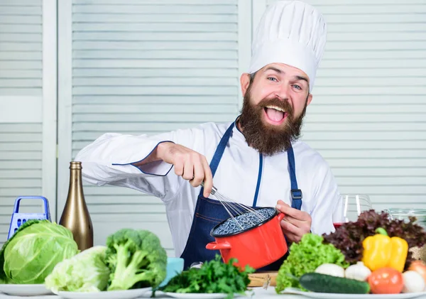 Heureux homme barbu. recette de chef. Cuisine culinaire. Vitamine. Salade végétarienne aux légumes frais. Régime alimentaire bio. Cuisine saine. Hipster mature avec barbe. Prends-le. — Photo