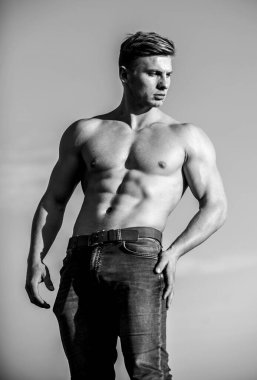 Antrenmandan önce. Seksi erkek çıplak gövde. Dışarıda sabah sporu. Sporcu maço adam. Vücut geliştirici erkek gücü. Vücut geliştirme kavramı. Spor ve sağlık aktiviteleri. İlahi güzellik. Kas sağlıklı vücut