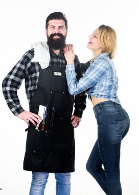 Aile bbq fikirleri. Lezzetli ızgara tarifler. Arka bahçe barbekü partisi. Birbirine aşık bir çift barbeküye hazırlanıyor. Piknik ve barbekü. Sakallı adam ve kız barbekü için hazır beyaz arka plan