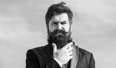 Sakallı adam. Gelecekteki başarı. Erkek resmi moda. bıyıklı vahşi kafkas hipster. İş adamı gökyüzüne karşı. Sakallı olgun hipster. Sakallı adam sakala dokunur. Sakallı adam dışarıda