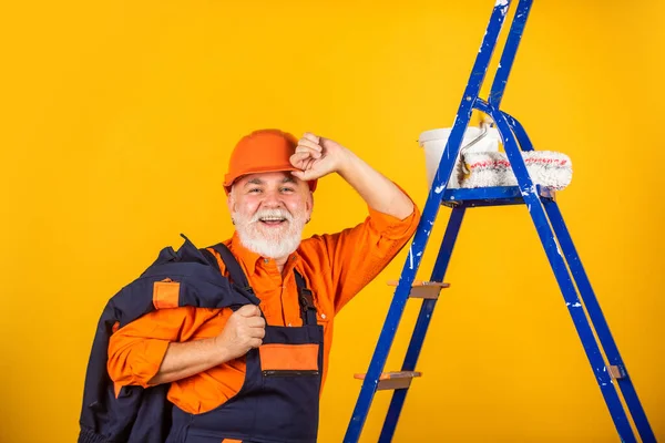 Está na hora de relaxar. Pintor trabalhando no canteiro de obras. o homem sênior usa o rolo na escada. trabalho em apartamento. Artesanato com rolo de pintura. Casa Pintura e Renovação Negócios. fazendo ferramenta de reparo — Fotografia de Stock