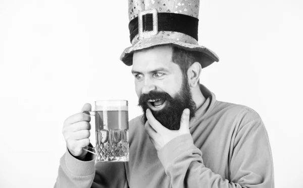 Tradição irlandesa. Homem brutal hipster barbudo beber cerveja cerveja. Caneca de cerveja verde. Beber cerveja faz parte da celebração. Um pub irlandês. Consumo de álcool parte integrante dia santo patricks. Descubra a cultura — Fotografia de Stock