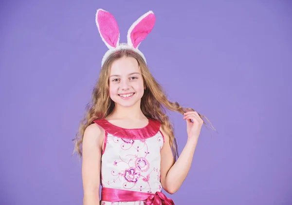Дитячий милий костюм кролика. Грайлива дитина святкує Великдень. Весняне свято. Щасливе дитинство. Готовий до Великодня. Великдень для дітей. Щасливого Великодня. Свято кролика дівчина з довгими вухами кролика — стокове фото