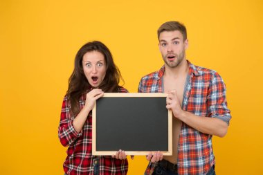 İnanabiliyor musun? En büyük çevrimdışı ve online alışveriş günü. Parti davetiyesi. Aile zamanı. Alışveriş indirimleri. Alışveriş konsepti. Birkaç kopya alanı. Bekar insanların tanışması için.