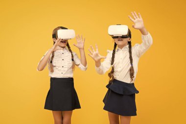 Artırılmış gerçekliği keşfediyorum. Deneyimler iletişim kurar ve projeleri yönetir. Çocuklar modern VR teknolojisi kullanır. Sanal gerçeklik. VR kulaklık. Gelecek eğitimi. Liseli çocuklar kablosuz sanal gerçeklik gözlüğü takarlar.
