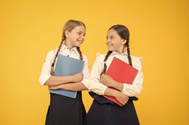 Oyun alanından birkaç gün önce çocuk okulunu getirin ve rahat edin. Neşeli okul kızları. Okula başlayan olumlu yönler ilk gün sınıf olumlu beklenti oluşturmak işaret. Okula geri dön