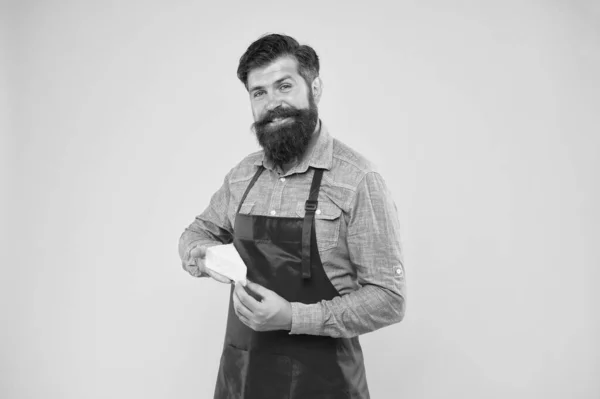 Ma nourriture préférée. Produit gastronomique. homme barbu heureux tenir du fromage. techniques de fabrication du fromage. fromager. hipster avec barbe dans un tablier de chef. Magasin d'alimentation laitière. Achats en ligne — Photo