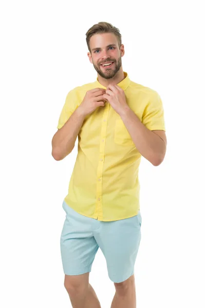 Mannelijke mode zomer trends. Ongeschoren man huidverzorging. Barbershop concept. Perfect uiterlijk. Een mannenwinkel. Macho draagt linnen geel shirt. Sexy man casual stijl. Mannelijkheid concept. Schoonheidsmodel — Stockfoto