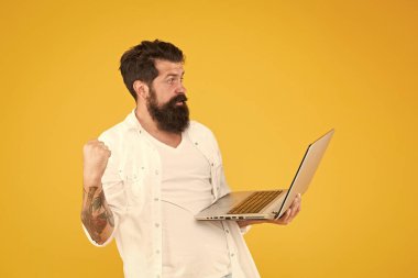 Başarılı geliştirici. İnternetten alışveriş. Dizüstü bilgisayarı olan programcı. İnternette sörf yapmak. Çevrimiçi ödeme. İnternetten aldım. Defter kullanan bir adam. Dijital dünya. Programlama kavramı. Defterli sakallı adam.