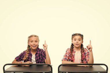 Beyin fırtınası. Fikir kavramı. Öğrenciler sınıf arkadaşları masa başında. Okula geri dön. Özel okul konsepti. İlkokul eğitimi. Küçük kızlar okul arkadaşları birlikte çalışır. Çalışma sürecinin keyfini çıkarın