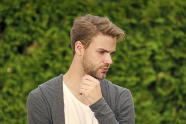 Ömür boyu berber. Havalı, tıraşsız adam. Yakışıklı, beyaz, doğa yeşili bir geçmişi var. Sakallı adam gündelik tarzda. Saç bakımını düzenlemek ve kıllandırmak. Berber dükkanı servisi. Yakışıklı maço. bahar erkek modası