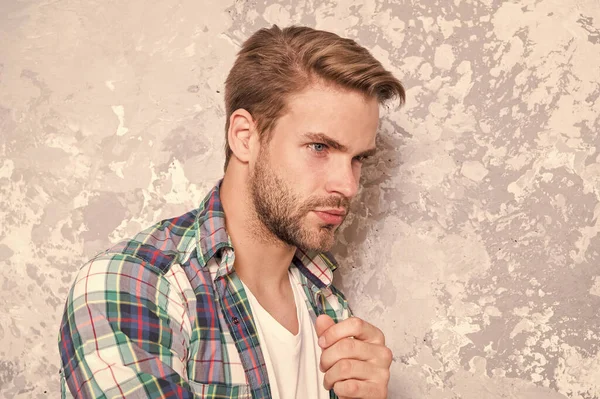 Ik heb wat ideeën. Mensen sensualiteit. sexy man casual stijl. macho man grunge achtergrond. mannelijke modecollectie. charismatische student geruite shirt. Ongeschoren man geeft om zijn uiterlijk. barbershop concept — Stockfoto