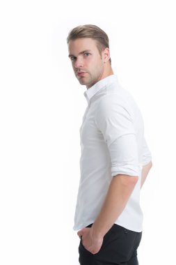 Düzenli çocuk. Resmi kıyafet yönetmeliği. Erkek giyim tarzı. Adam iyi giyimli resmi gömlek beyaz arka plan. Yakışıklı ofis çalışanı. Katiplik ve ortadaki zincir yönetimi. Beyaz yakalı işçi