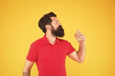 İz bırak. Vahşi hippiler kokuyu seçer. Olgun bir adam deodorant önerdi. Moda kolonya şişesi. Hijyen ve sağlık. Tazeleniyor. Sakallı adam parfüm şişesi tutuyor. Gerçek erkekler için mükemmel bir koku.