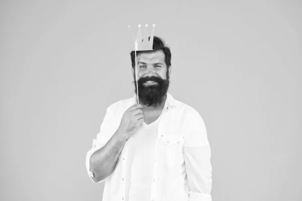 De quoi j'ai l'air maintenant. roi de la fête. style royal. brutal homme barbu roi. Soirée déguisée. Joyeux anniversaire. hipster stand accessoires fond jaune. prêt pour le plaisir. homme barbu partie couronne — Photo