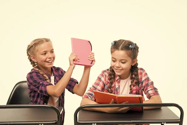 Boeken zijn niet voor het raken. Naughty Little Girl bederven haar klasgenoot voor het vechten op boeken geïsoleerd op wit. Speelse kind spelen terwijl kleine leerling lezen boek. Educatieve boeken voor leerlingen — Stockfoto