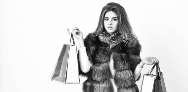 Bayan alışveriş torbaları kalın. İndirim ve satış. Fashionista Cuma siyah giysiler satın almak. Kız makyaj kürklü ceket beyaz arka plan alışveriş. Alışveriş veya Doğum günü hediyeler. Kadın alışveriş lüks butik